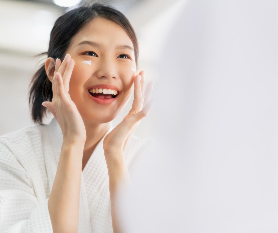 woman putting on sunscreen